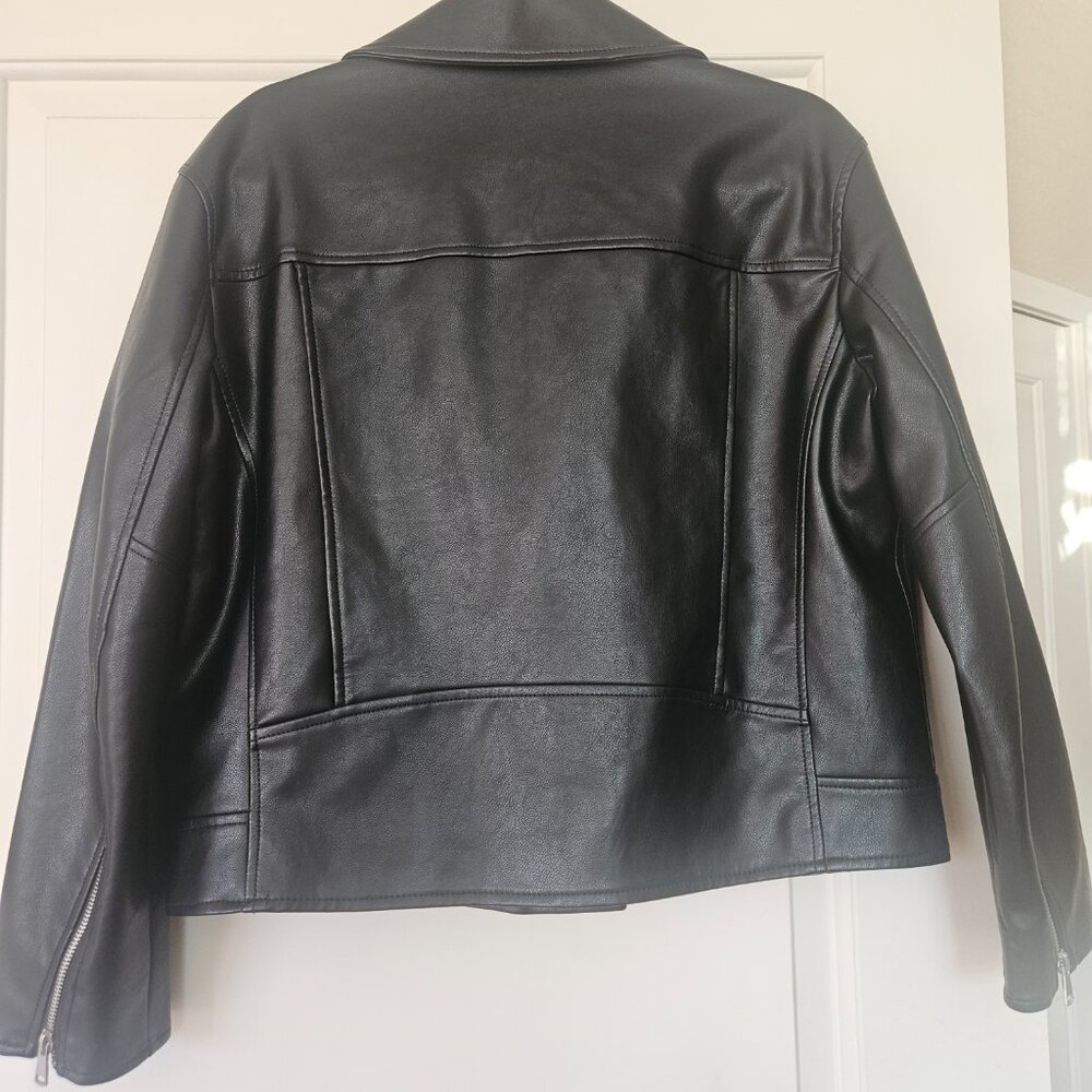 Gap Factory Women’s Vegan Leather Moto Jacket Black Size M Petite - Picture 3 of 5